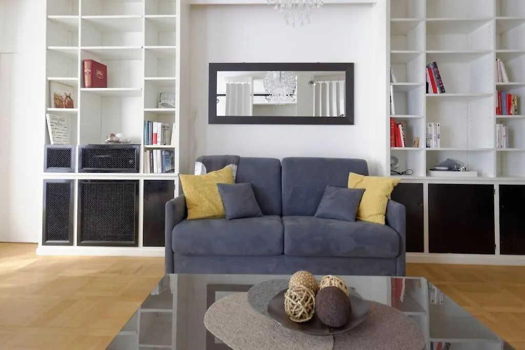 16 -near Champs-elysees 75m2 * Paris