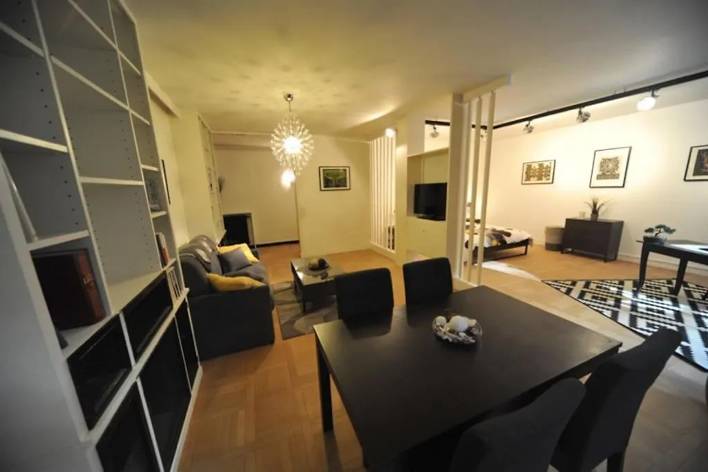 16 -near Champs-elysees 75m2 Paris