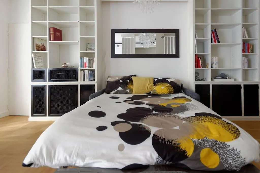 16 -near Champs-elysees 75m2 Paris