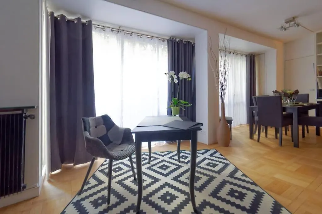 16 -near Champs-elysees 75m2